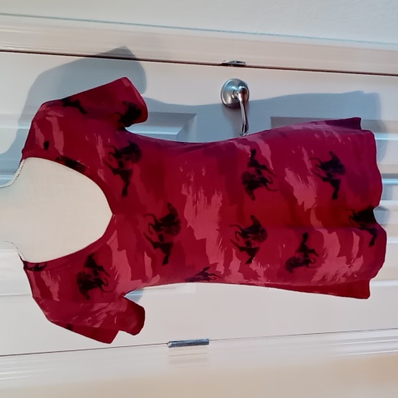 LuLaRoe Women's Short Sleeve V-Neck T-Shirt Size XS NWOT Race Horses Wine/Black/ - Picture 4 of 11